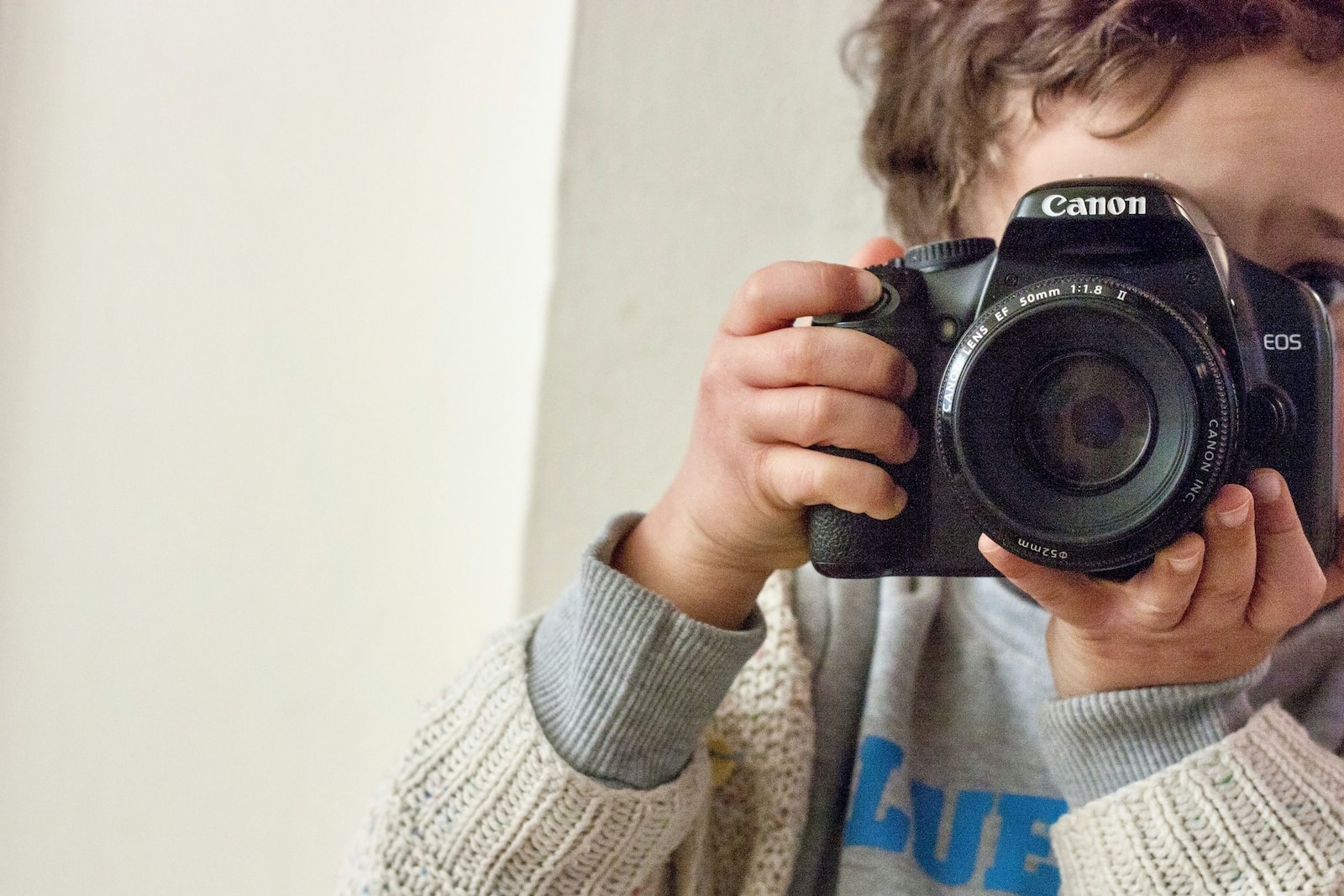 un enfant qui imite ses parents en photographiant