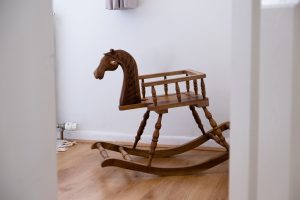 Cheval à bascule en bois de style vintage pour enfant
