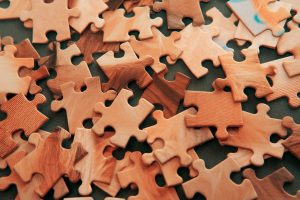 Puzzle en bois ancien, pieces decoupees a la main eparpillees