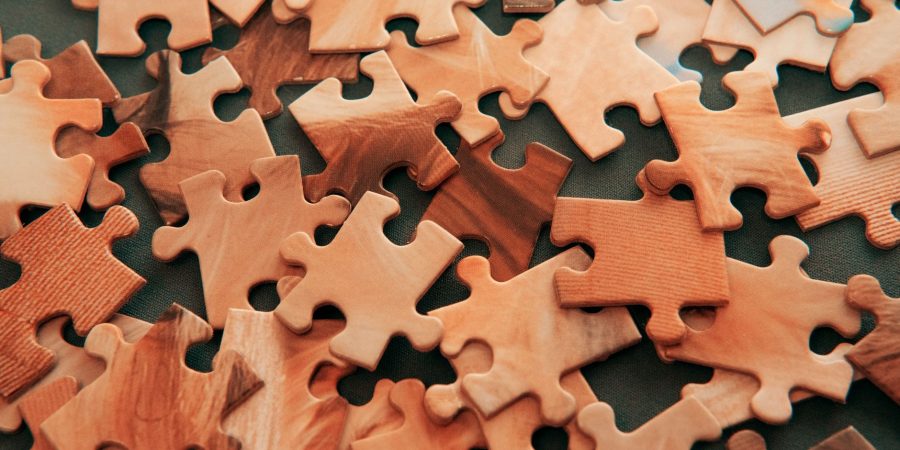 Puzzle en bois ancien, pieces decoupees a la main eparpillees