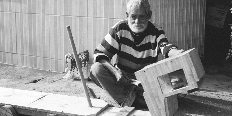 Artisan façonnant un jouet en bois à la main, illustrant la traçabilité du bois et les labels FSC PEFC pour les jouets en bois